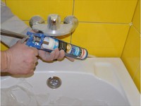 Инструкции для заделки стыка ванной и стены