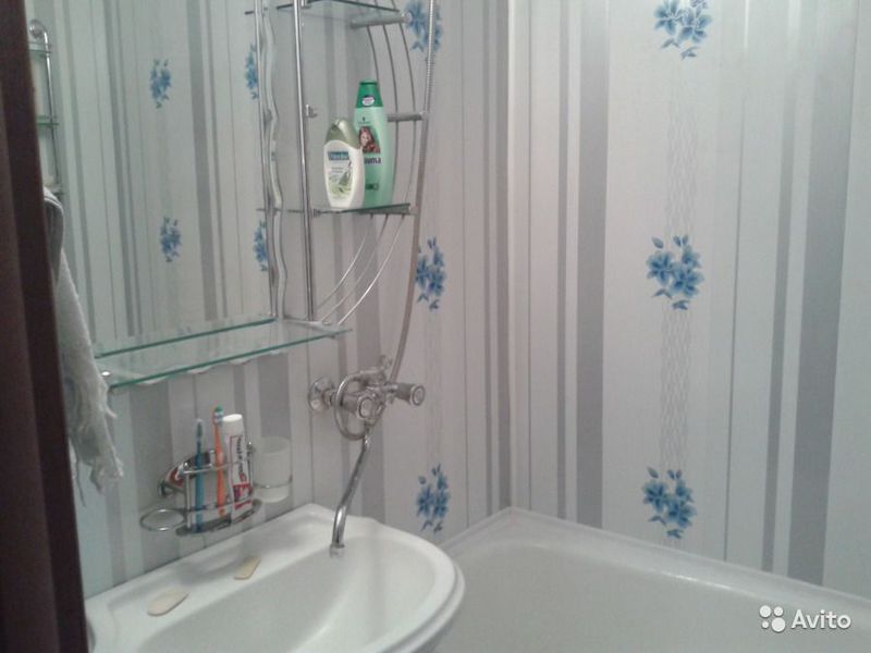 Как монтировать пластиковые панели ПВХ на стенах в ванной комнате