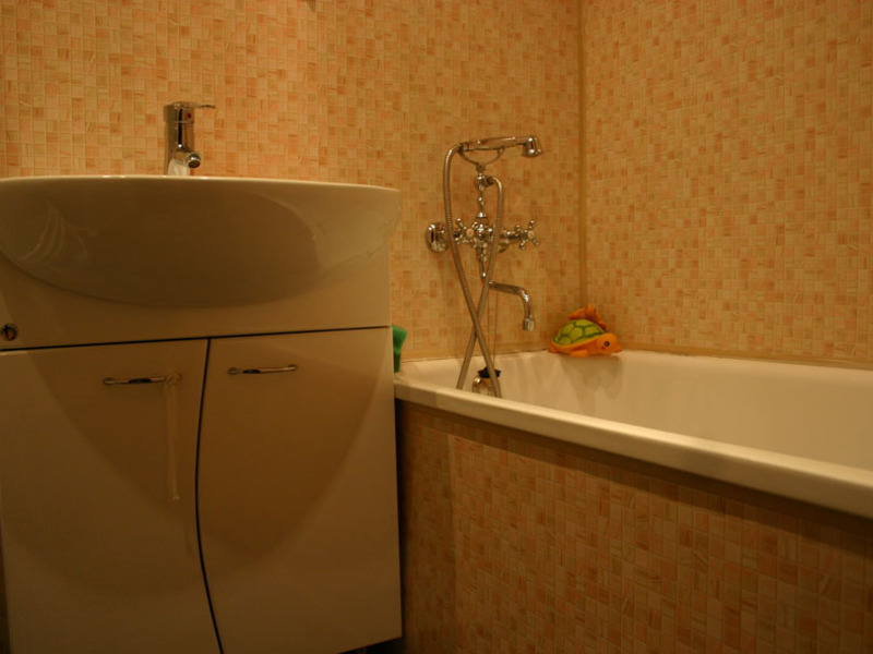 Как установить пластиковые панели ПВХ на стенах в ванной комнате