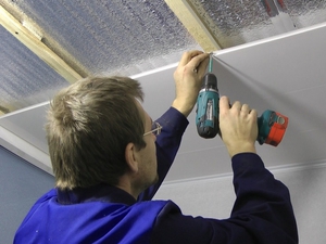 Описание процесса установки своими руками пластиковых панелей на потолок