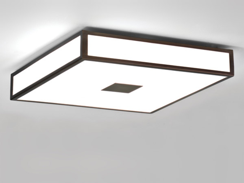 Настенно-потолочный светильник для ванной комнаты