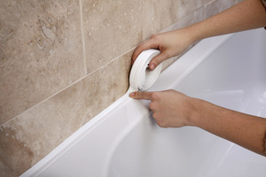 Описание нюансов применения бордюрной ленты для заделки стыка между ванной и стеной