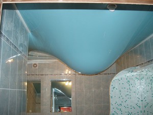 Потолок в ванную комнату натяжной пластиковый