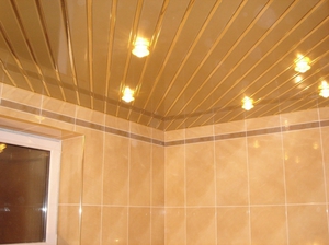 Натяжной потолок для ванной комнаты реечный