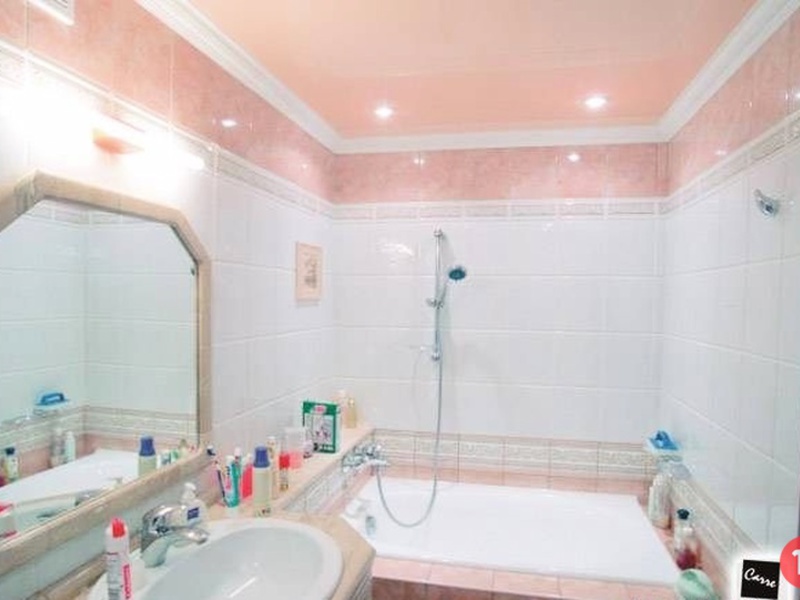 Потолок в ванну натяжной бледно-розовый