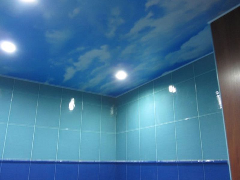 Потолок в ванную комнату натяжной голубой