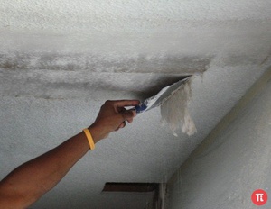 Шпатель для очистки потолка от побелки вручную