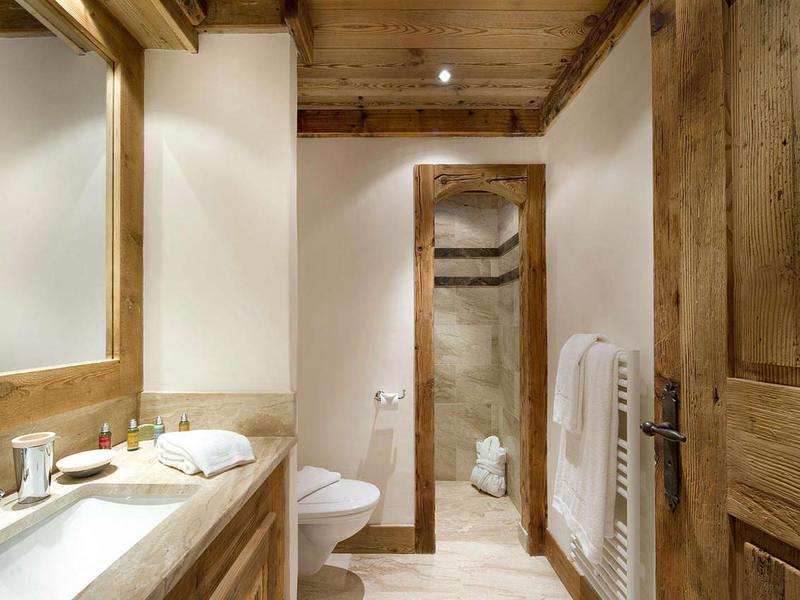Красивый интерьер ванной комнаты в деревянном доме