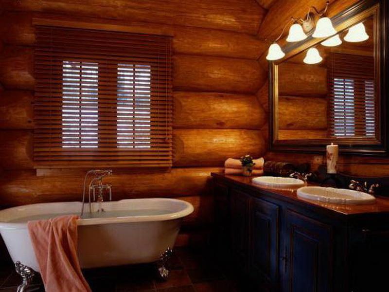 Красивый интерьер ванной комнаты в деревянном доме