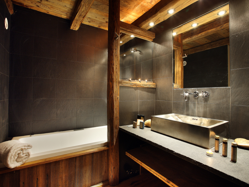 Ванная комната в загородном деревянном доме