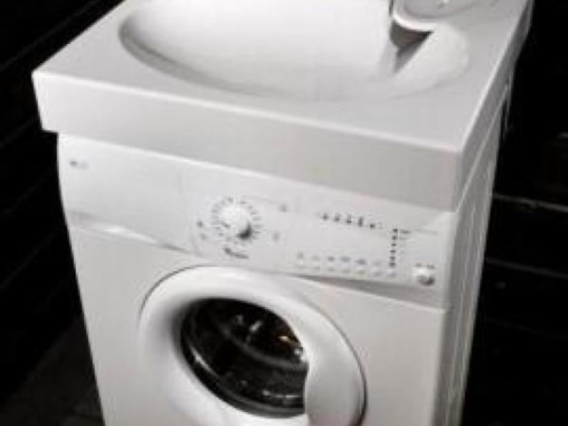 Раковина над стиральнеой машиной применяется для установки в ванную комнату