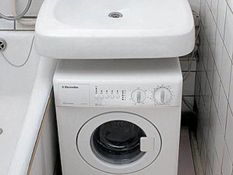 Негабаритная стиральная машина, помещенная под раковиной