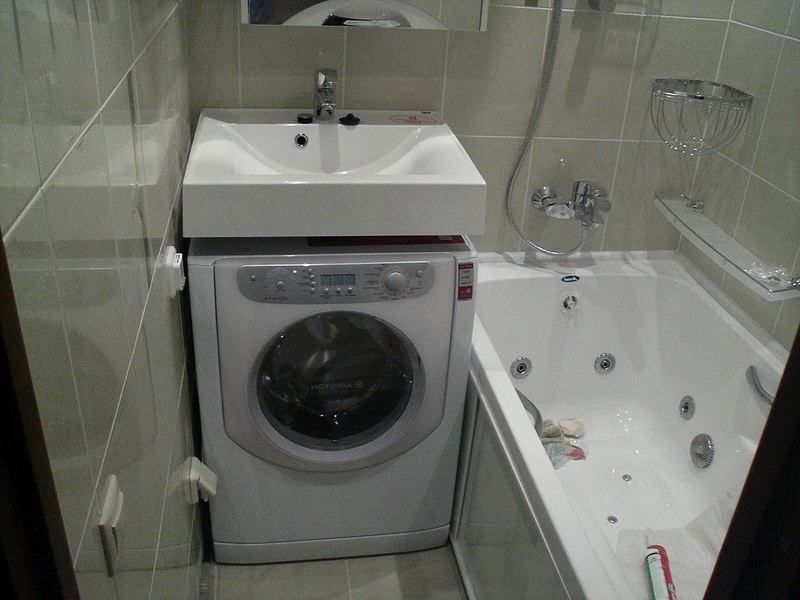 Экономия пространства в ванной- особенности установки стиральной машины под раковиной