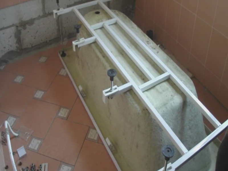 Крепление акриловой ванны к стене