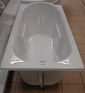 Классическая ванна, выполненная из акрила, станет удобным решением для ванной комнаты в старых квартирах.